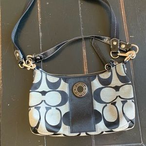 Adorable coach crossbody bag-excellent condition